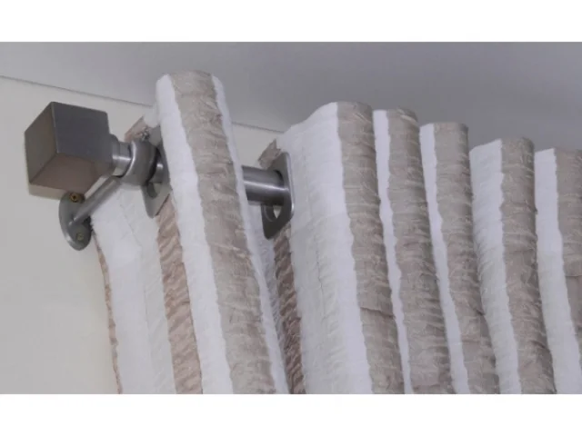 Cortina instalada em ambiente interno
