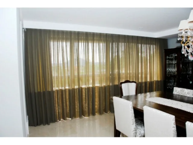 Cortina instalada em ambiente interno