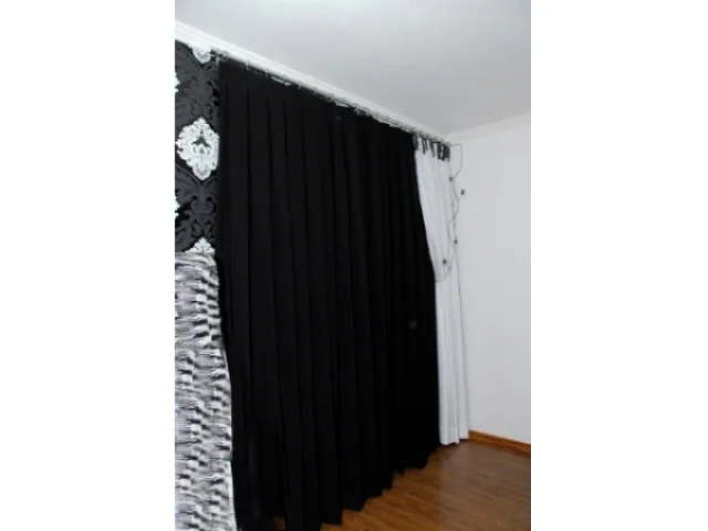 Cortina instalada em ambiente interno